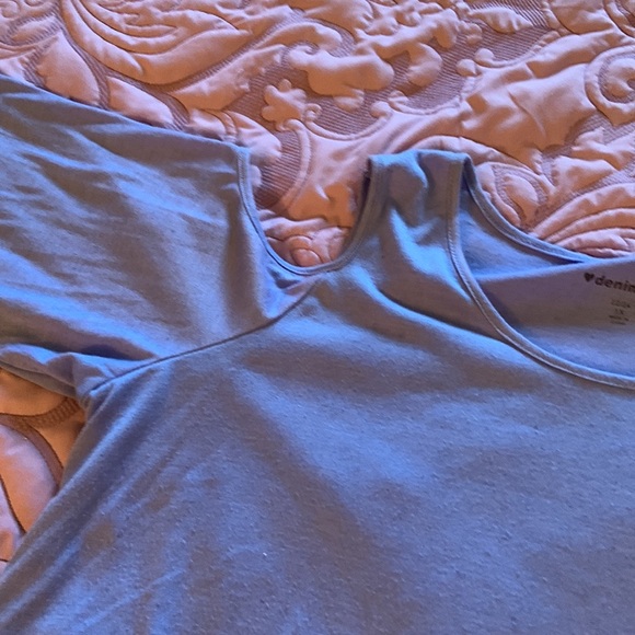 Cold shoulder light blue top, with asymmetrical hem - Picture 2 of 4